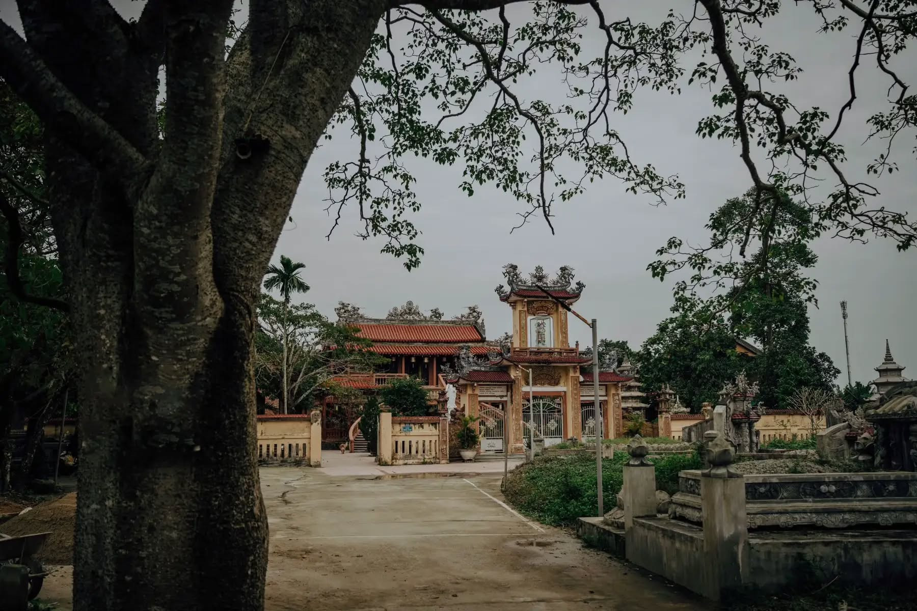 Ngôi chùa rộng 4.000m2 giữa lòng xứ Huế: Không gian Phật giáo mang kiến trúc thiền uyển hiếm thấy- Ảnh 3. Ngôi chùa rộng 4.000m2 giữa lòng xứ Huế: Không gian Phật giáo mang kiến trúc thiền uyển hiếm thấy- Ảnh 3.