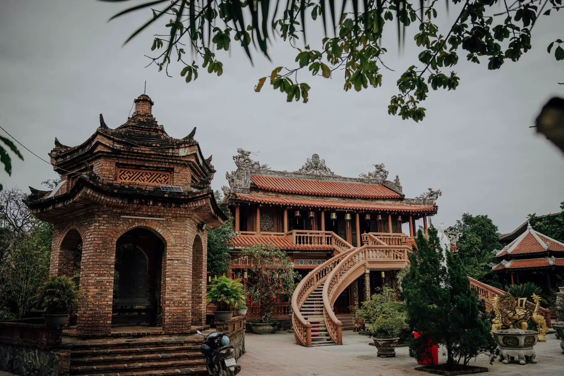 Ngôi chùa rộng 4.000m2 giữa lòng xứ Huế: Không gian Phật giáo mang kiến trúc thiền uyển hiếm thấy- Ảnh 5. Ngôi chùa rộng 4.000m2 giữa lòng xứ Huế: Không gian Phật giáo mang kiến trúc thiền uyển hiếm thấy- Ảnh 5.