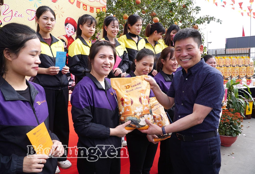 109144_chu_tich_hdqt_tong_giam_doc_cong_ty_tan_de_trao_qua_tet_cho_nguoi_lao_dong_20290430.jpg