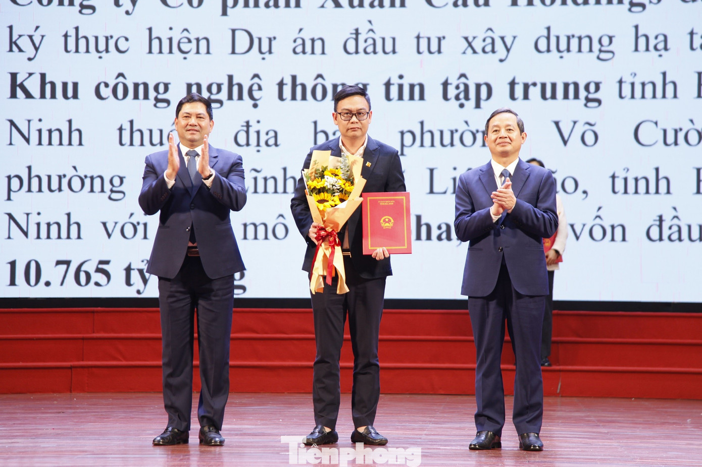 Lãnh đạo tỉnh Bắc Ninh trao chứng nhận đầu tư cho doanh nghiệp. Ảnh: Nguyễn Thắng. tp-2.jpg