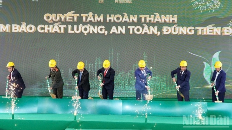 Nghi thức khởi công gói thầu thi công san lấp mặt bằng dự án nâng cấp, mở rộng Nhà máy lọc dầu Dung Quất.