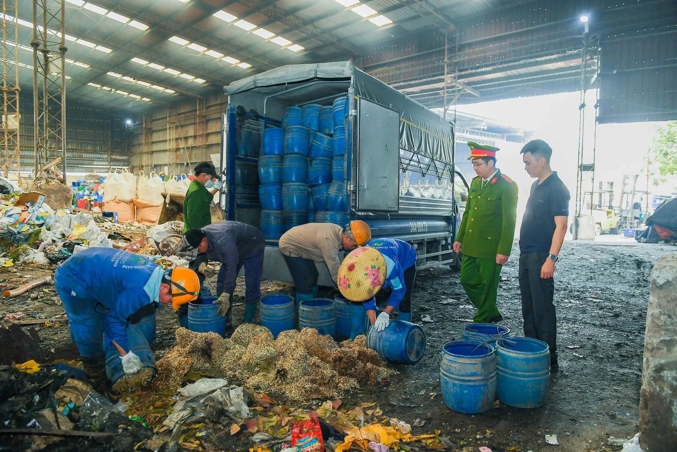 Hơn 700 lu giá đỗ 'tắm' hóa chất bị tiêu huỷ tại Gia Phúc