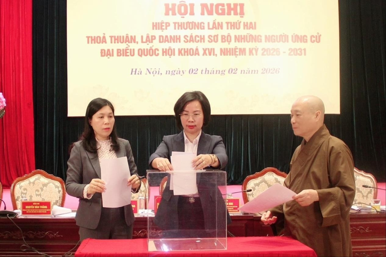 Chủ tịch Ủy ban MTTQ Việt Nam thành phố Hà Nội Bùi Huyền Mai (giữa) và các đại biểu bỏ phiếu tại hội nghị. Ảnh: HNM. tienphong-22bophieu.jpg