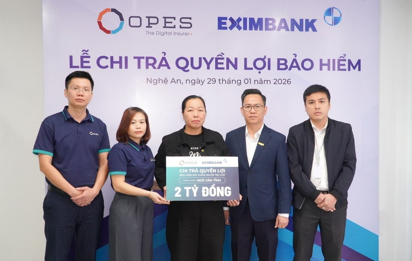 Gia đình anh Tĩnh nhận 2 tỷ đồng từ bảo hiểm cho người trụ cột của OPES