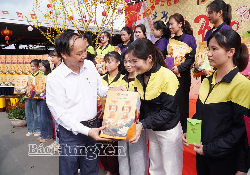 109145_chu_tich_cong_doan_cong_ty_tan_de_trao_qua_tet_cho_nguoi_lao_dong_20292230.jpg