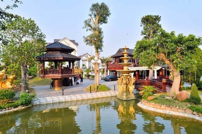 Biệt thự dát vàng của 'đại gia trại lợn': Rộng hàng nghìn m2, bên trong có trực thăng và du thuyền mạ vàng- Ảnh 3. Biệt thự dát vàng của 'đại gia trại lợn': Rộng hàng nghìn m2, bên trong có trực thăng và du thuyền mạ vàng- Ảnh 3.