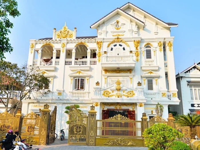 Biệt thự dát vàng của 'đại gia trại lợn': Rộng hàng nghìn m2, bên trong có trực thăng và du thuyền mạ vàng- Ảnh 1. Biệt thự dát vàng của 'đại gia trại lợn': Rộng hàng nghìn m2, bên trong có trực thăng và du thuyền mạ vàng- Ảnh 1.