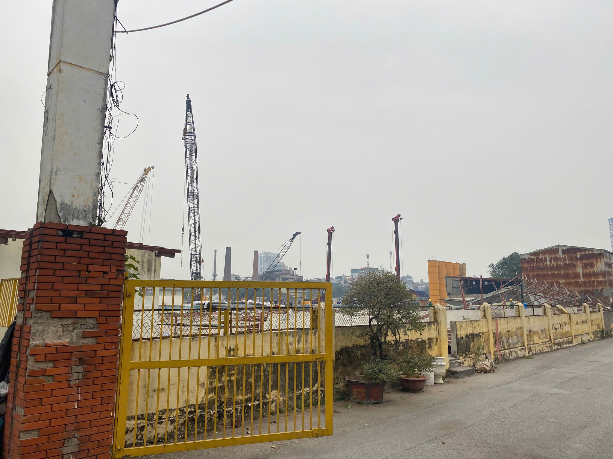 Các máy móc, công nhân đã được huy động để triển khai dự án trên khu đất Các máy móc, công nhân đã được huy động để triển khai dự án trên khu đất