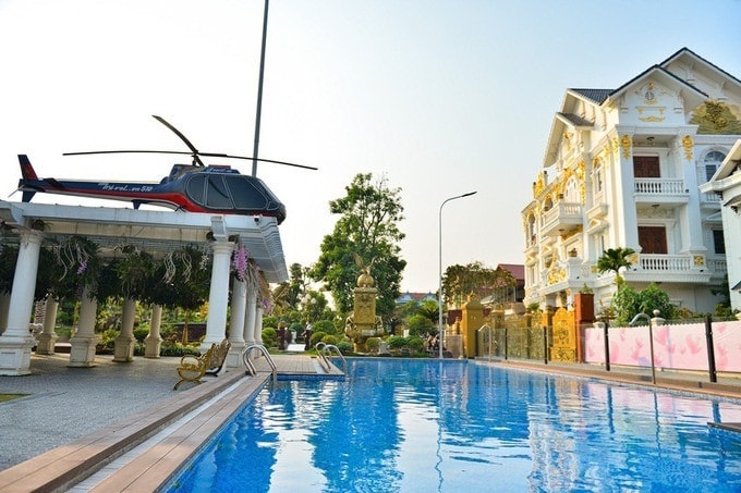 Biệt thự dát vàng của 'đại gia trại lợn': Rộng hàng nghìn m2, bên trong có trực thăng và du thuyền mạ vàng- Ảnh 4. Biệt thự dát vàng của 'đại gia trại lợn': Rộng hàng nghìn m2, bên trong có trực thăng và du thuyền mạ vàng- Ảnh 4.
