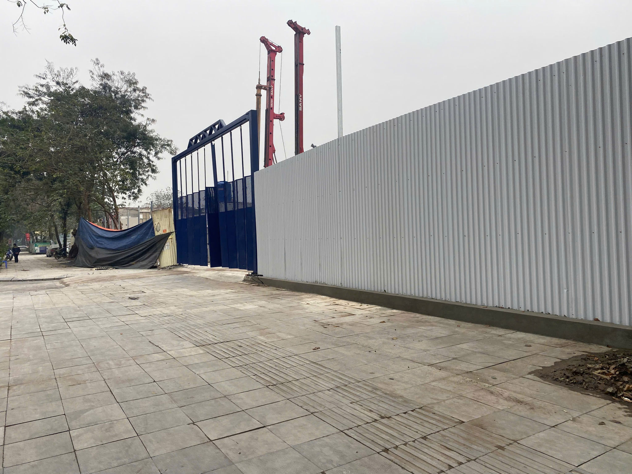Cổng công trường tại khu đất Cổng công trường tại khu đất