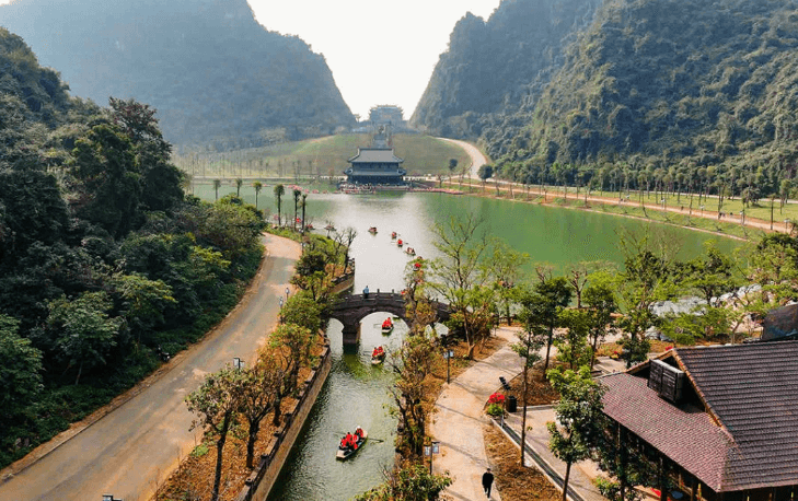 Doanh nghiệp Xây dựng Xuân Trường khảo sát thung lũng hoang sơ đẹp như phim cổ trang giữa lòng di sản thế giới- Ảnh 2. Doanh nghiệp Xây dựng Xuân Trường khảo sát thung lũng hoang sơ đẹp như phim cổ trang giữa lòng di sản thế giới- Ảnh 2.