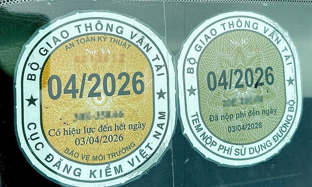 Việc cấp tem kiểm định (loại dán trên kính xe hiện nay) dự kiến chỉ thực hiện đến hết ngày 31/12 năm nay. Ảnh: Báo Bắc Ninh. img-4290.jpg
