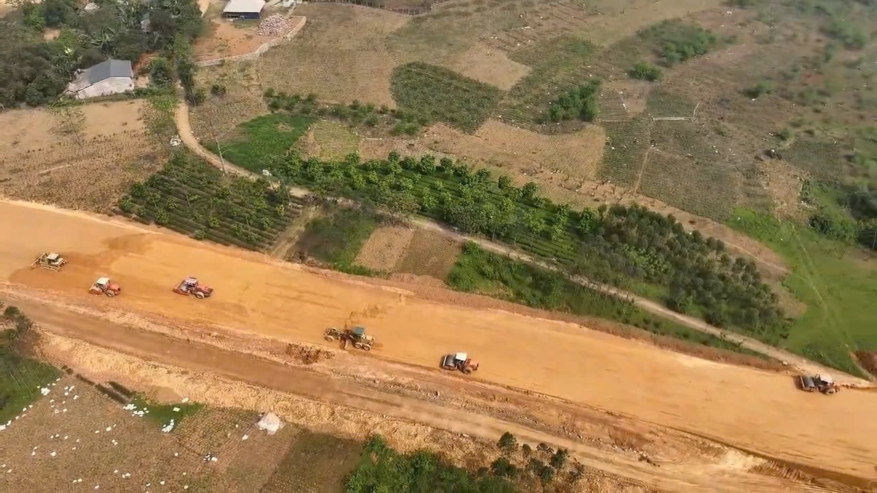 Công trường thi công cao tốc Hòa Bình - Mộc Châu. Nguồn ảnh: Báo Xây dựng Công trường thi công cao tốc Hòa Bình - Mộc Châu. Nguồn ảnh: Báo Xây dựng