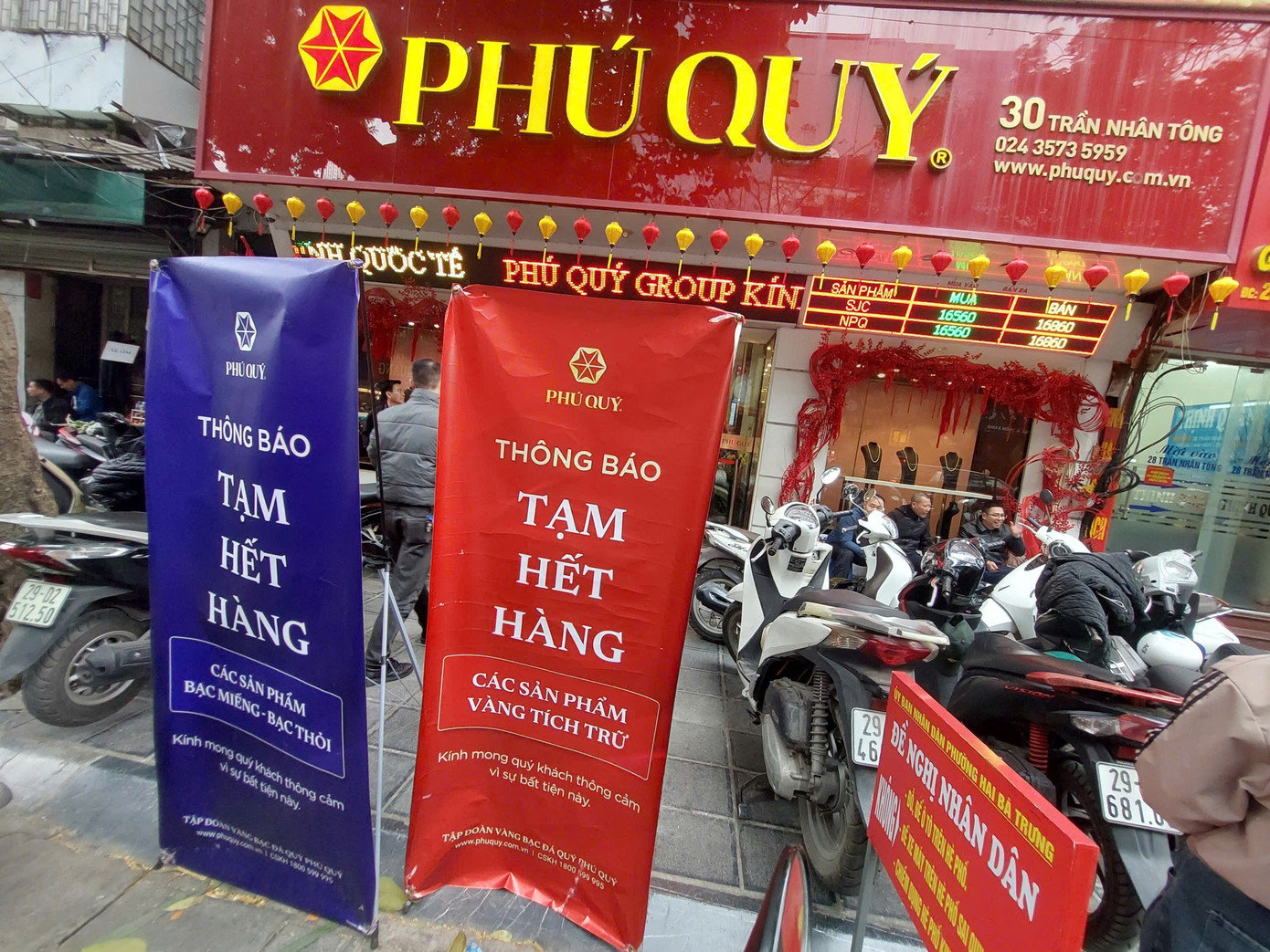 Cửa hàng treo biển tạm hết sản phẩm vàng tích trữ và bạc thỏi, bạc miếng. 15a.jpg