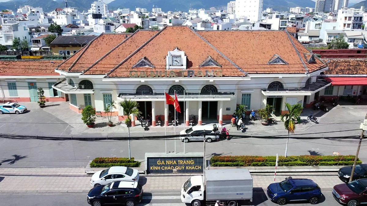 Ga Nha Trang ở đường Thái Nguyên, phường Nha Trang được khánh thành vào ngày 2/9/1936 dưới thời Pháp thuộc và từ đó hoạt động liên tục 90 năm. Công trình giữ nguyên phong cách kiến trúc cổ điển Pháp với lối thiết kế hài hòa, đồ sộ, từng được xem là một trong những nhà ga đẹp nhất Đông Dương, chỉ sau Ga Đà Lạt thời đó. ga-nha-trang.jpg