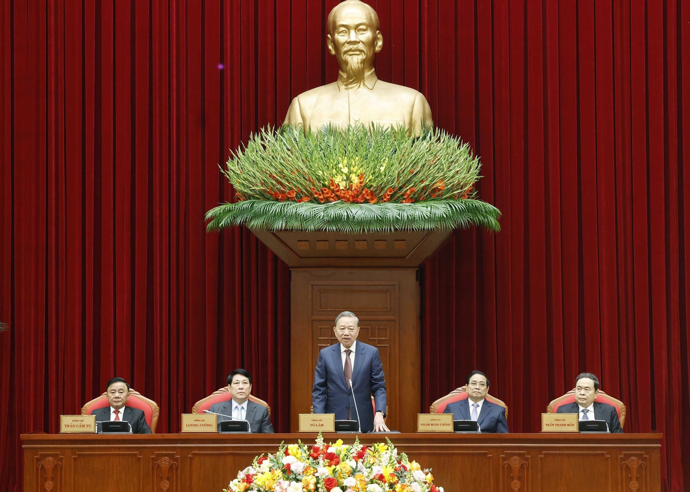 Tổng Bí thư Tô Lâm; Chủ tịch nước Lương Cường; Thủ tướng Phạm Minh Chính; Chủ tịch Quốc hội Trần Thanh Mẫn; Thường trực Ban Bí thư Trần Cẩm Tú chủ trì buổi gặp mặt. Ảnh: TTXVN. tienphong-42tbt.jpg