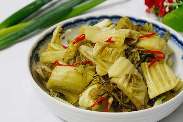 dung-an-dua-muoi-neu-ban-mac-nhung-benh-nay-luu-y-ngay-keo-keo-an-mot-mieng-hai-ca-doi-1.jpg