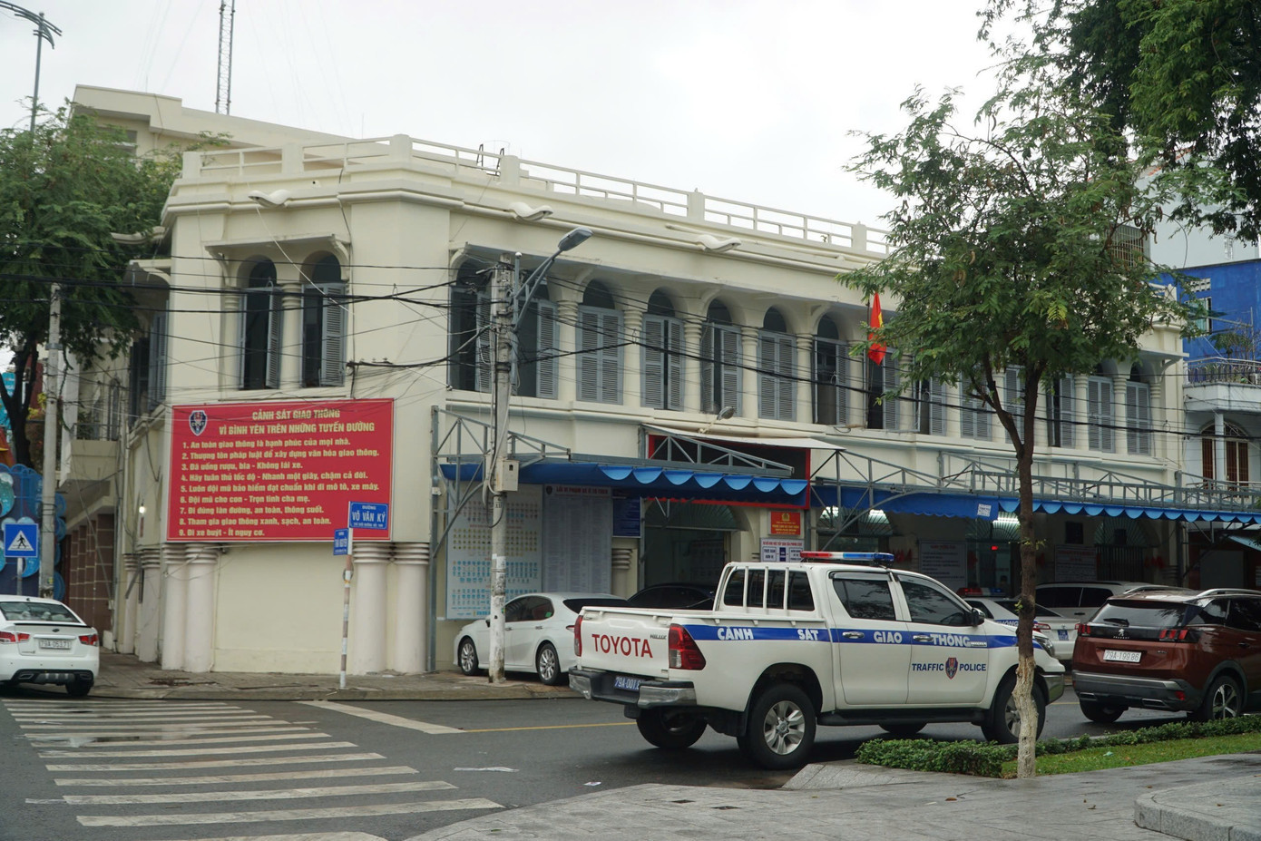 Mới đây, Thiếu tướng Nguyễn Hữu Phước - Giám đốc Công an tỉnh Khánh Hòa cho biết, sẽ chỉnh trang, tôn tạo, phục hồi các giá trị kiến trúc của ngôi nhà được xây dựng từ thời Pháp -hiện đang là trụ sở làm việc của Phòng CSGT Công an tỉnh tại đường Võ Văn Ký - Thái Nguyên, phường Nha Trang để bố trí thành nơi triển lãm, trưng bày các tác phẩm nhiếp ảnh, hội họa, điêu khắc, tuyên truyền, giáo dục về thành tựu, truyền thống anh hùng của Công an tỉnh Khánh Hòa qua các thời kỳ. z7496860665031-183252b85a26e089d3b7a5c1e82ae134.jpg