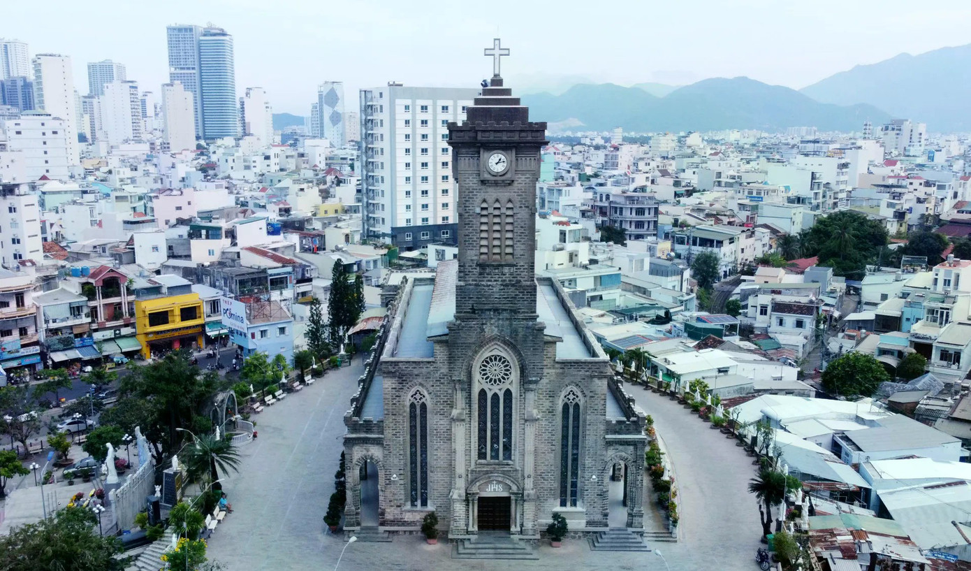 Nhà thờ được xây dựng trên một ngọn đồi nhỏ cao khoảng 12m ngay trung tâm thành phố, vì vậy người dân quen gọi là “Nhà thờ Núi”. Công trình khởi công năm 1928 và hoàn thành năm 1933, do linh mục Louis Vallet tổ chức xây dựng. Toàn bộ nhà thờ được làm chủ yếu bằng đá và bê tông, mang phong cách kiến trúc Gothic phương Tây với mái vòm cao, cửa kính màu, các đường nét chạm khắc tinh tế và tháp chuông vươn cao nổi bật. nha-tho-da1.jpg