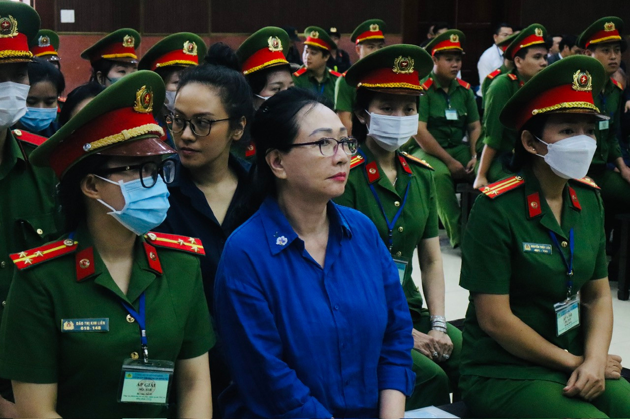 Bà Trương Mỹ Lan và cháu gái Trương Huệ Vân trong một lần ra tòa. Ảnh: Tân Châu z6439599511238_685216a89ec33cbb802720caf7c1529f.jpg