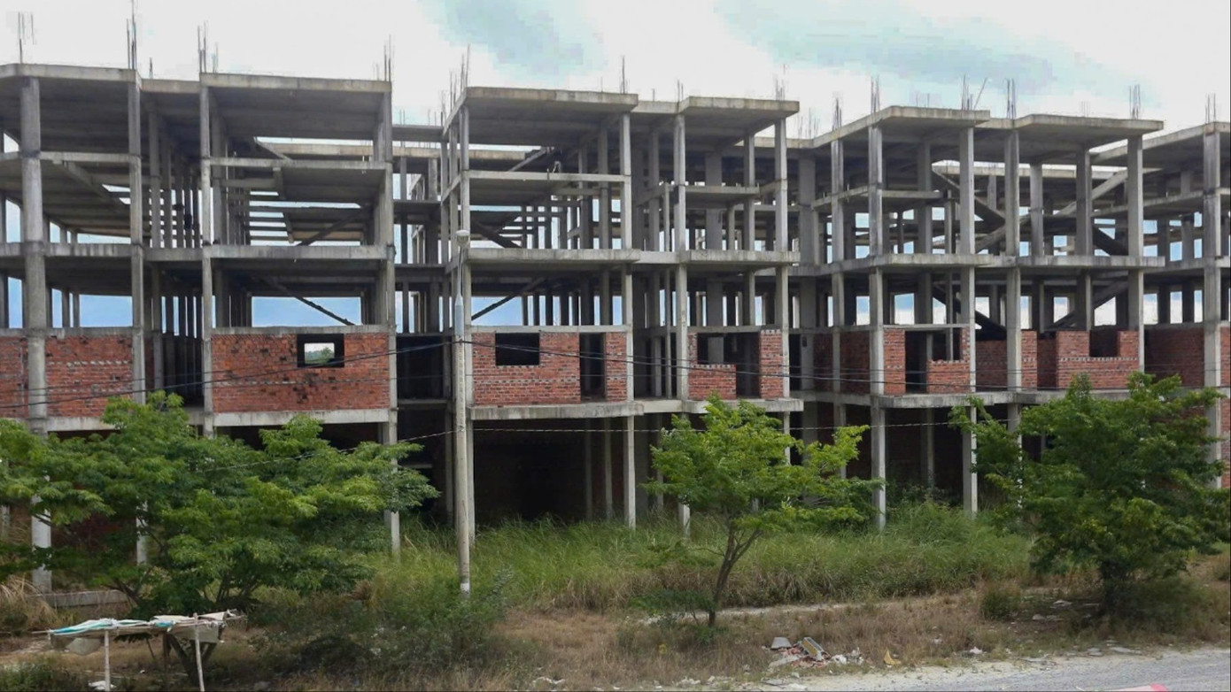 Một trong số các sai phạm được chỉ ra, có công tác quản lý của chủ đầu tư bộc lộ nhiều yếu kém, khiến dự án kéo dài nhiều năm chưa hoàn thành. Đáng chú ý, dù chưa hoàn thiện dự án, chủ đầu tư đã thực hiện chuyển nhượng quyền sử dụng đất (thông qua hợp đồng góp vốn) trái pháp luật, đồng thời khai thác, chuyển nhượng trùng lắp nhiều lô đất… fa57f5f503f88da6d4e9-9358.jpg