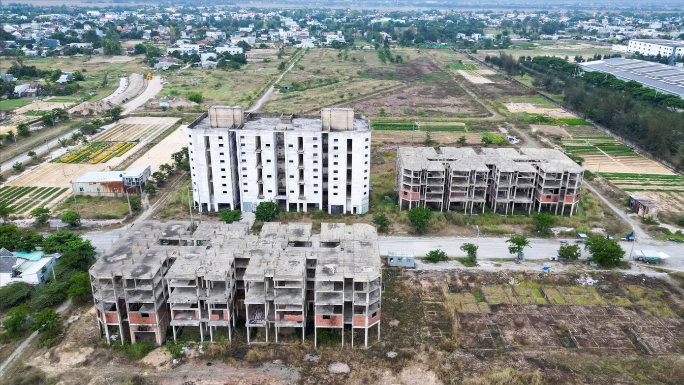 Tọa lạc tại Khu đô thị mới Điện Nam - Điện Ngọc (thuộc thị xã Điện Bàn, Quảng Nam cũ) nay là phường Điện Bàn Đông, TP. Đà Nẵng, dự án Khu nhà ở dành cho người có thu nhập thấp do Công ty CP Tư vấn Đầu tư Nông nghiệp, Nông thôn và Dịch vụ Thể thao Du lịch STO (chủ đầu tư) đang bị bỏ hoang rất lãng phí. 49f384aa73a7fdf9a4b6-4814.jpg
