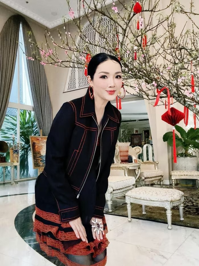 Biệt thự 1.000m2 dát vàng như cung điện xưa với thiết kế châu Âu phòng khách có thể chứa đến 200 người: Chủ nhân từng là 'bóng hồng' của tập đoàn lớn- Ảnh 1.