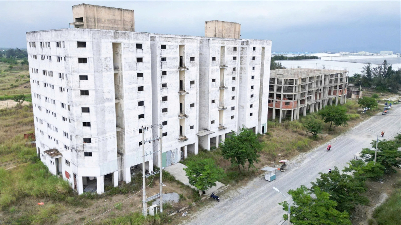 Một block chung cư của dự án đã hoàn thành. Theo quy hoạch, dự án dự kiến xây dựng hệ thống hạ tầng kỹ thuật, công trình công cộng và dịch vụ, với tổng cộng 3.688 căn hộ và khoảng 300 lô đất ở. Tuy nhiên, dù không vướng giải phóng mặt bằng, dự án liên tục chậm tiến độ. Đến năm 2016, UBND tỉnh Quảng Nam (cũ) điều chỉnh quy mô dự án xuống còn 12,6 ha. Trong đó, khoảng 2,4 ha được bố trí xây dựng 6 block chung cư nhà ở xã hội, nhà ở cho công nhân với tổng cộng 1.176 căn hộ, đồng thời gia hạn thời gian hoàn thành chậm nhất đến tháng 8/2018. Tuy vậy, dự án tiếp tục không đạt tiến độ cam kết. 0008c7df30d2be8ce7c3-2177.jpg