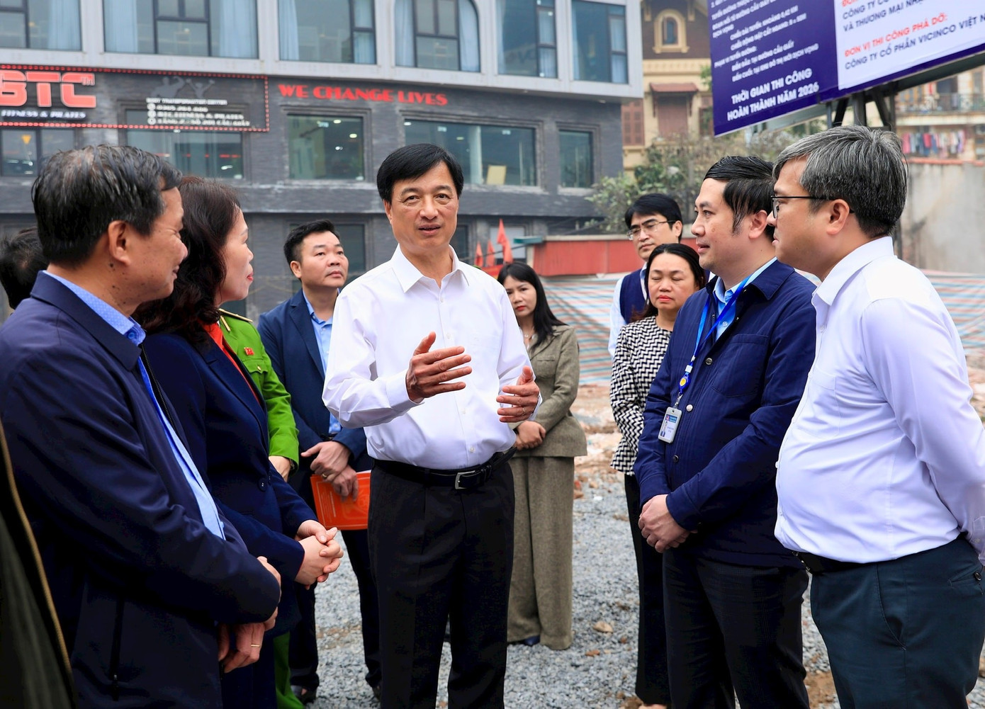 Bí thư Thành ủy Hà Nội Nguyễn Duy Ngọc đã kiểm tra tiến độ dự án đường Vành đai 2.5 qua địa bàn phường Cầu Giấy. Ảnh: HNM. tienphong-62vanhdai.jpg