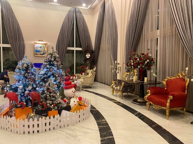 Biệt thự 1.000m2 dát vàng như cung điện xưa với thiết kế châu Âu phòng khách có thể chứa đến 200 người: Chủ nhân từng là 'bóng hồng' của tập đoàn lớn- Ảnh 4.