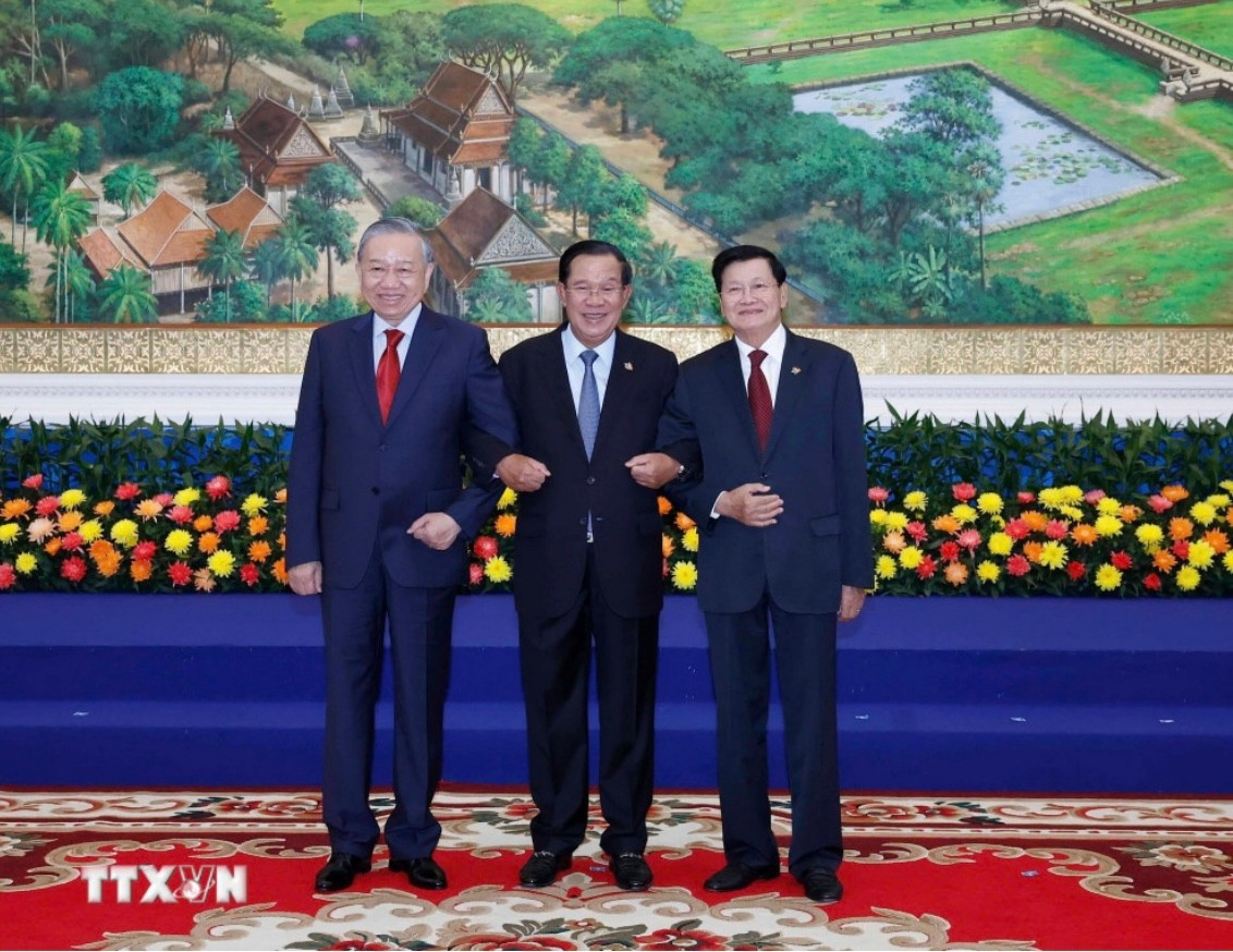 Tổng Bí thư Tô Lâm, Chủ tịch CPP Hun Sen và Tổng Bí thư Đảng Nhân dân Cách mạng Lào Thongloun Sisoulith tại cuộc gặp. Ảnh: TTXVN img-2244.jpg