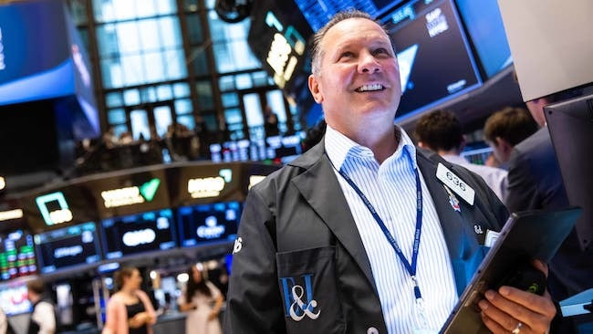 Chưa từng có trong lịch sử: Dow Jones tăng hơn 1.200 điểm, lần đầu vượt mốc 50.000 điểm