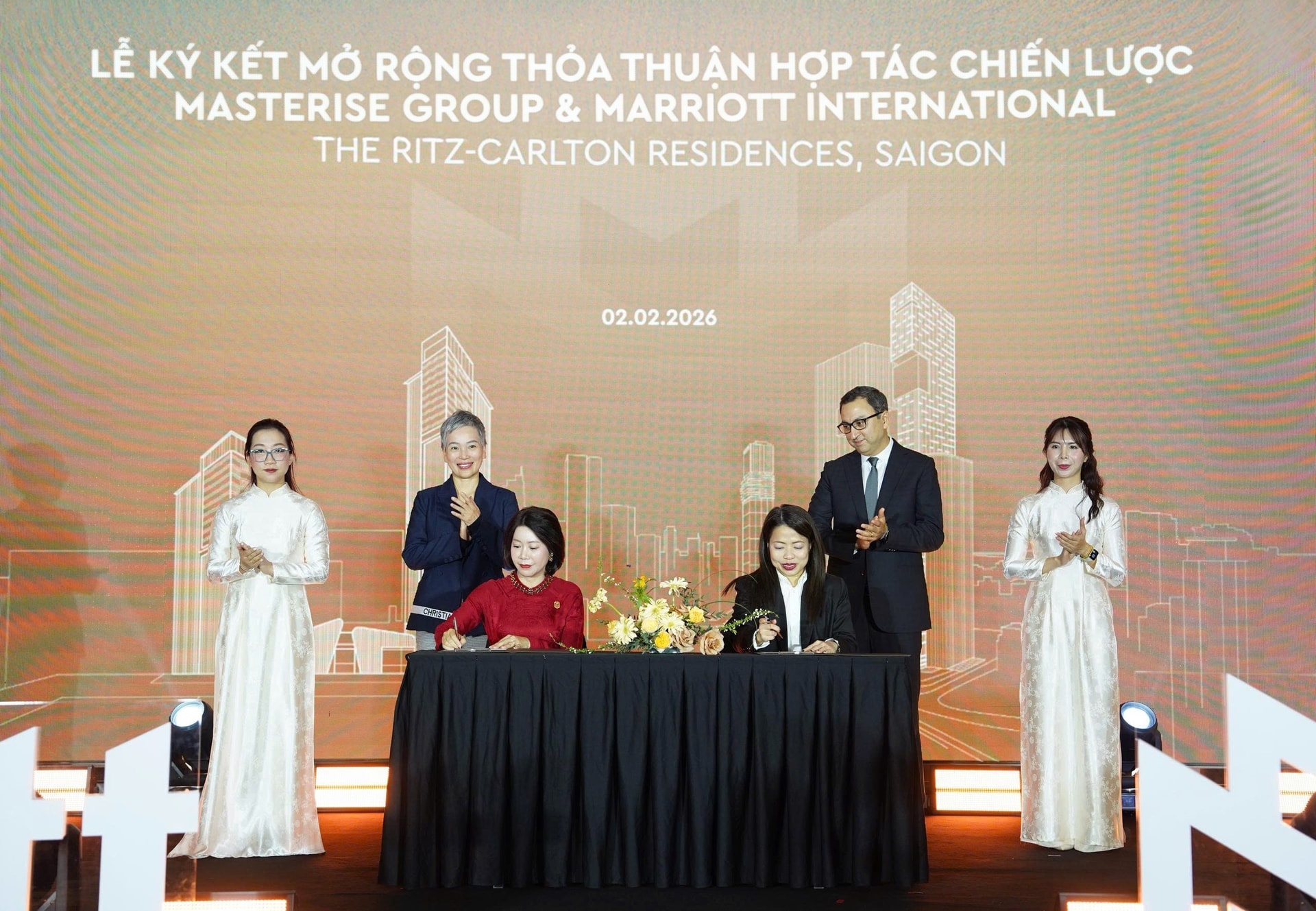 2- Hinh ky ket 2 - Lễ ký kết dự án The Ritz-Carlton Residences, Saigon