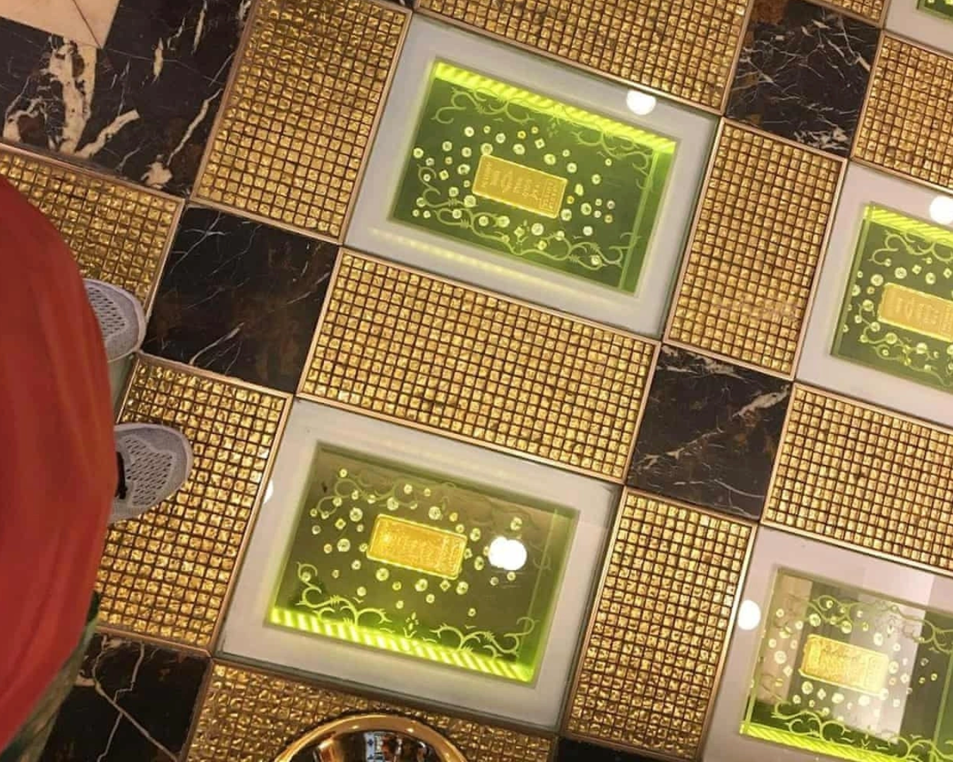 Khách sạn 4 sao gỡ gần 80kg vàng nguyên khối dưới sàn đem bán