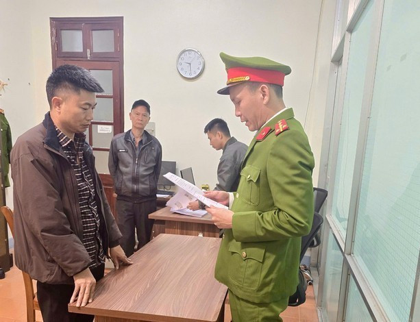 Công an tỉnh Lạng Sơn đọc lệnh khởi tố và bắt Hoàng Văn Quân. tai-xuong.jpg