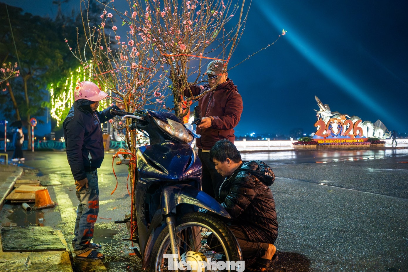Theo các tiểu thương, lượng khách đến thời điểm hiện tại vẫn rất vắng vẻ, do đó họ kỳ vọng sau ngày 23 tháng Chạp, khi nhu cầu mua sắm tăng cao, tình hình buôn bán sẽ khởi sắc hơn. tp-baotienphong-206.jpg