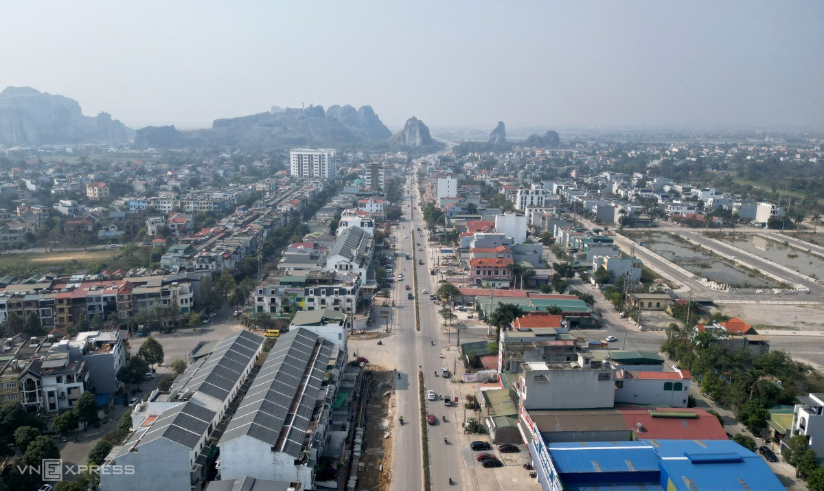 Hàng trăm ngôi nhà bị phá dỡ nhường chỗ cho đại lộ hơn 1.000 tỷ đẹp nhất Thanh Hóa- Ảnh 1. Hàng trăm ngôi nhà bị phá dỡ nhường chỗ cho đại lộ hơn 1.000 tỷ đẹp nhất Thanh Hóa- Ảnh 1.