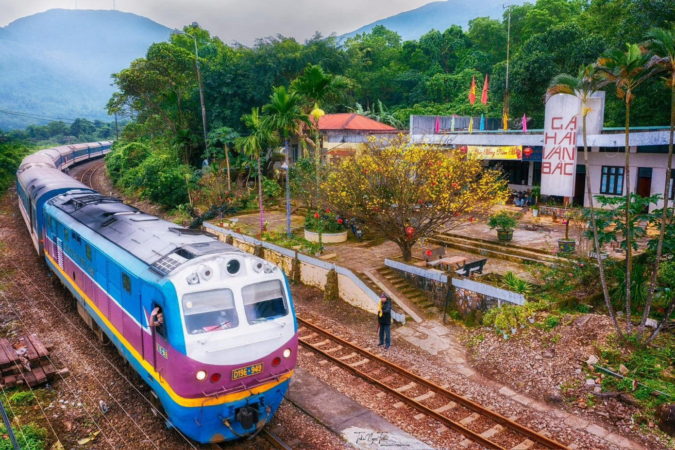 Ngành đường sắt đang vận hành chủ yếu bằng đầu máy diesel, đặc biệt trên mạng lưới đường sắt hiện hữu khổ 1.000 mm. Ảnh: VNR. vi-sao-duong-sat-nen-duoc-uu-tien-chuyen-doi-nhien-lieu-xanh-3.jpg