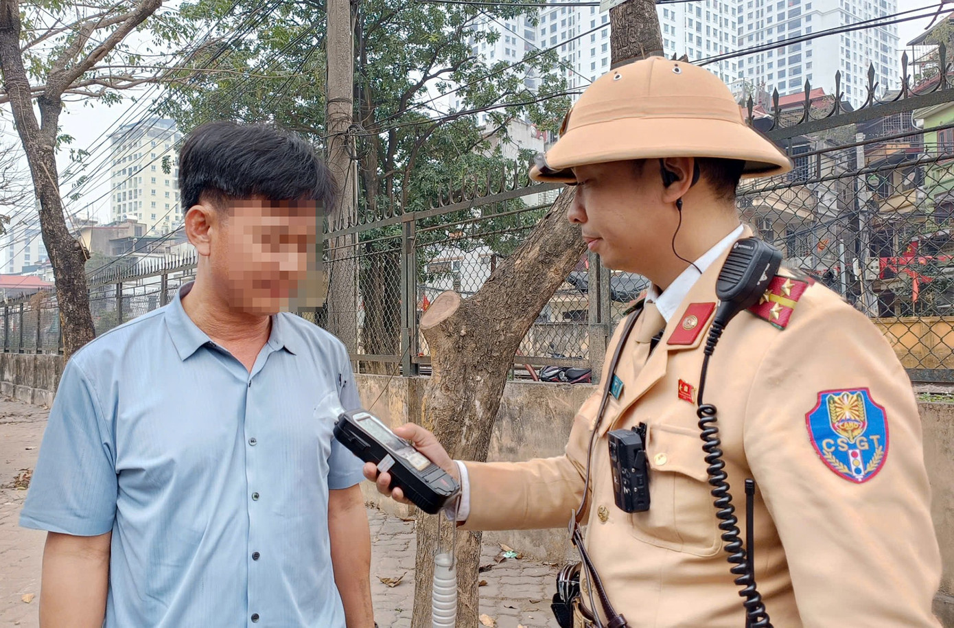 Kiểm tra nồng độ cồn tài xế. csgt24.jpg