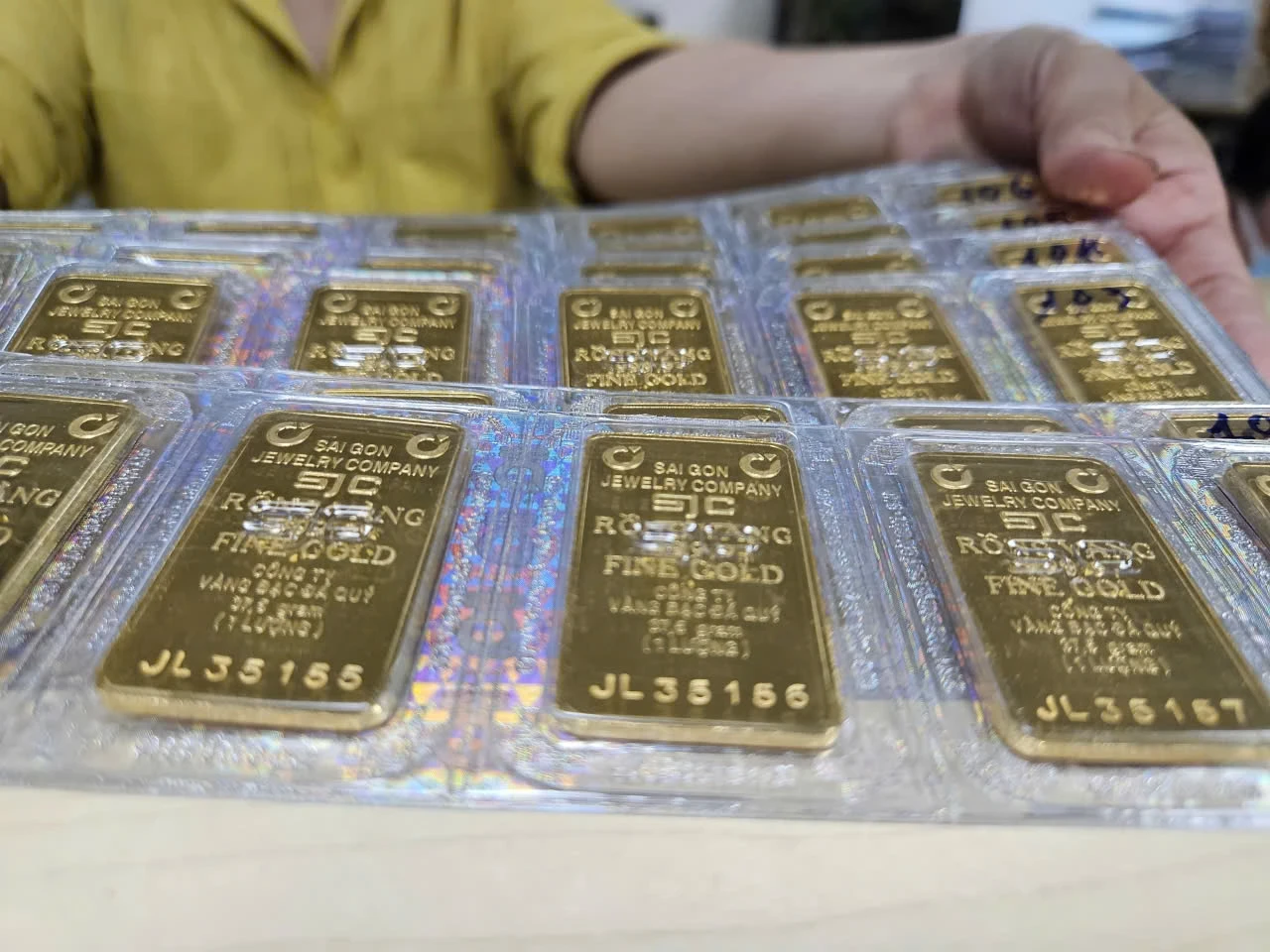 UOB: Thị trường vàng cần thời gian để hạ nhiệt đầu cơ