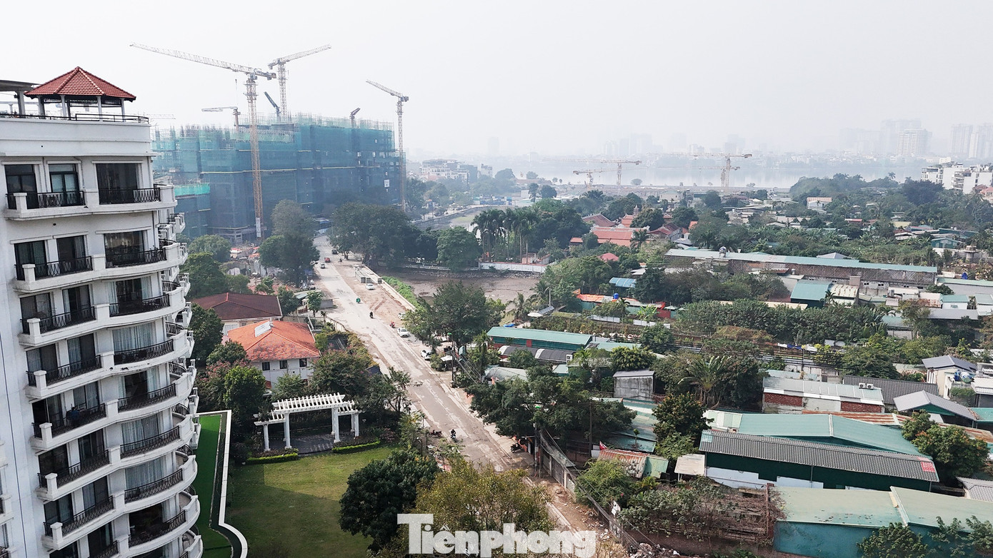 Dự án xây dựng tuyến đường Đặng Thai Mai có tổng chiều dài khoảng 1.260 m, điểm đầu từ khu biệt thự Tây Hồ và điểm cuối giao cắt với đường Xuân Diệu. Mặt cắt ngang tuyến dao động từ 20,5 m đến 93,6 m, bao gồm lòng đường xe chạy, vỉa hè, trục cảnh quan, hệ thống thoát nước, hạ tầng kỹ thuật, chiếu sáng và cây xanh. tp-ji-20260210115342-0063-tp.jpg