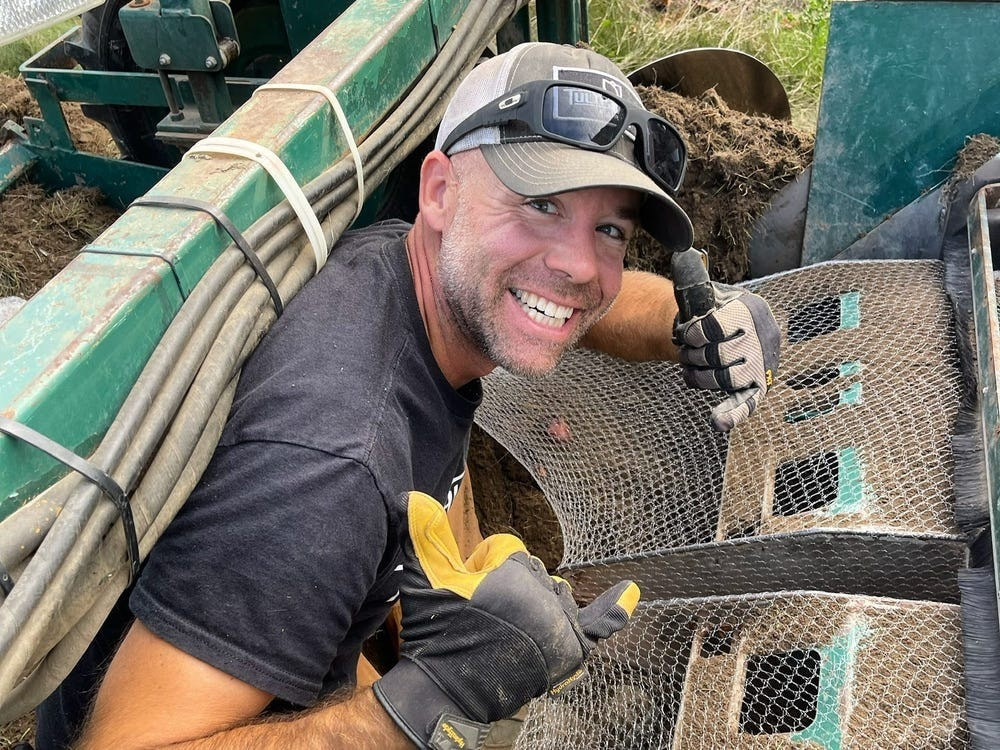 Chán cảnh đi làm từ 4 giờ sáng, 70 tiếng/tuần ngồi ở công ty, người đàn ông bỏ phố về quê trồng hoa và cái kết