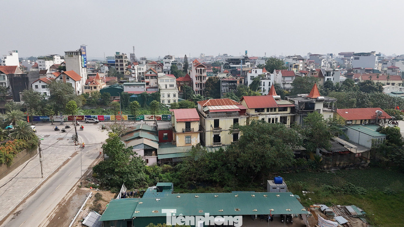 Hiện còn 8 hộ dân mặt đường Xuân Diệu, chủ đầu tư đang tích cực tuyên truyền vận động người dân sớm di dời. 8 hộ dân này được tái định cư bằng đất tại xã Thư Lâm. tp-ji-20260210115041-0048-tp.jpg