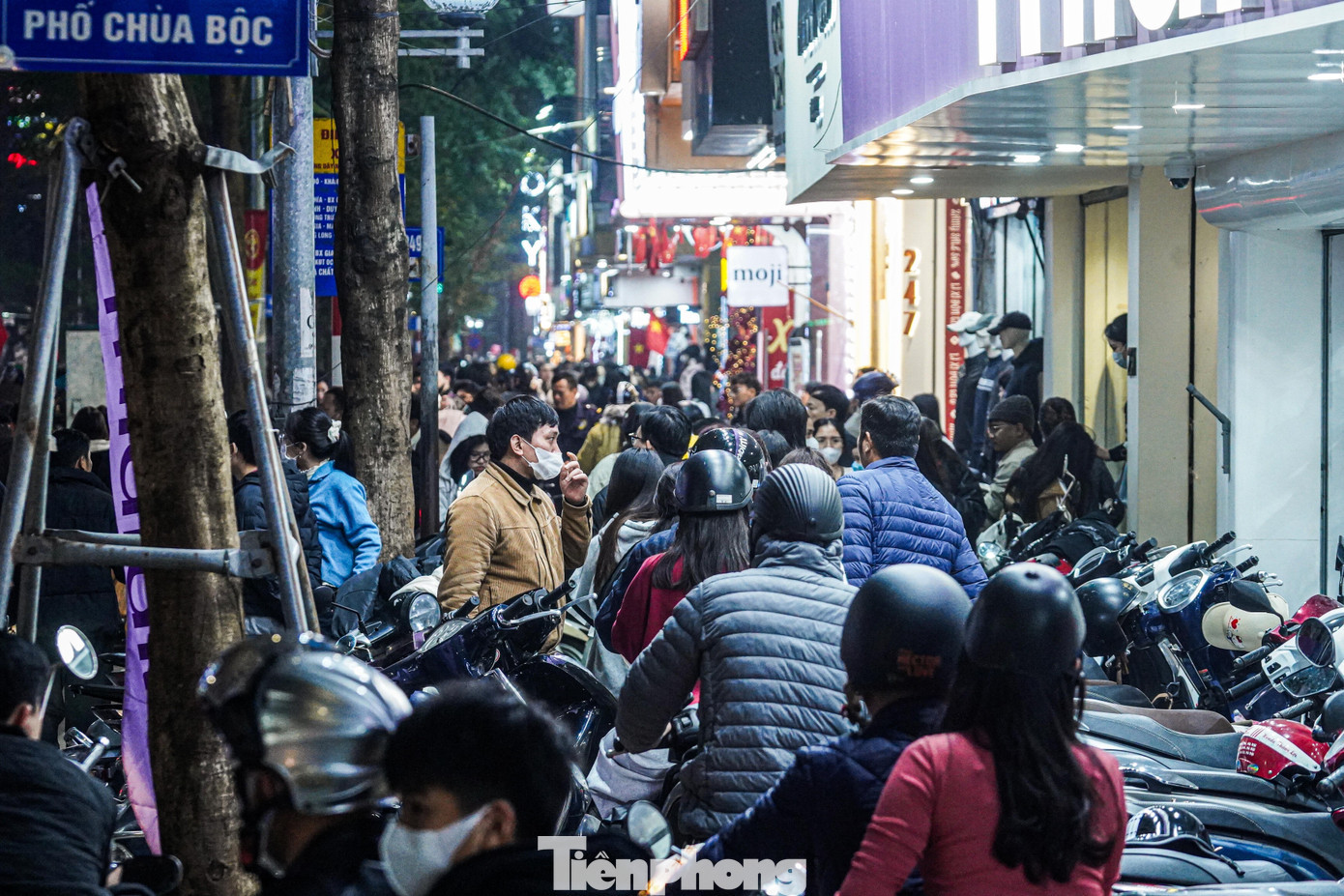 Chỉ còn 5 ngày đến Tết Nguyên đán 2026, các “thủ phủ” thời trang Hà Nội chính thức bước vào cao điểm mua sắm. Ghi nhận tại phố Chùa Bộc (quận Đống Đa), dòng người chen chân ken đặc từ sáng đến đêm, tạo nên khung cảnh nhộn nhịp những ngày cuối năm. tp-baotienphong-395.jpg