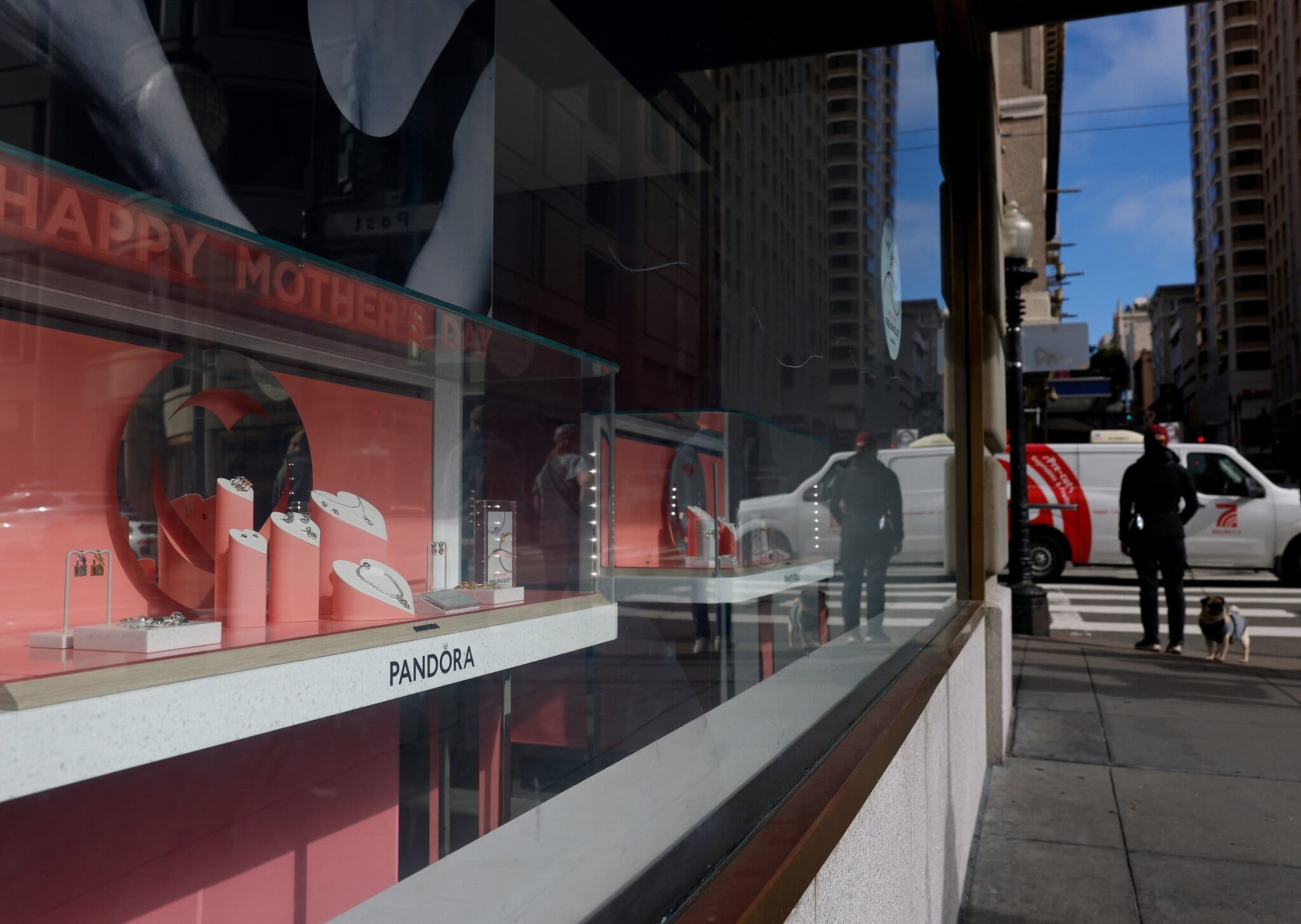 Pandora chuyển sang dùng bạch kim vì bạc tăng giá phi mã