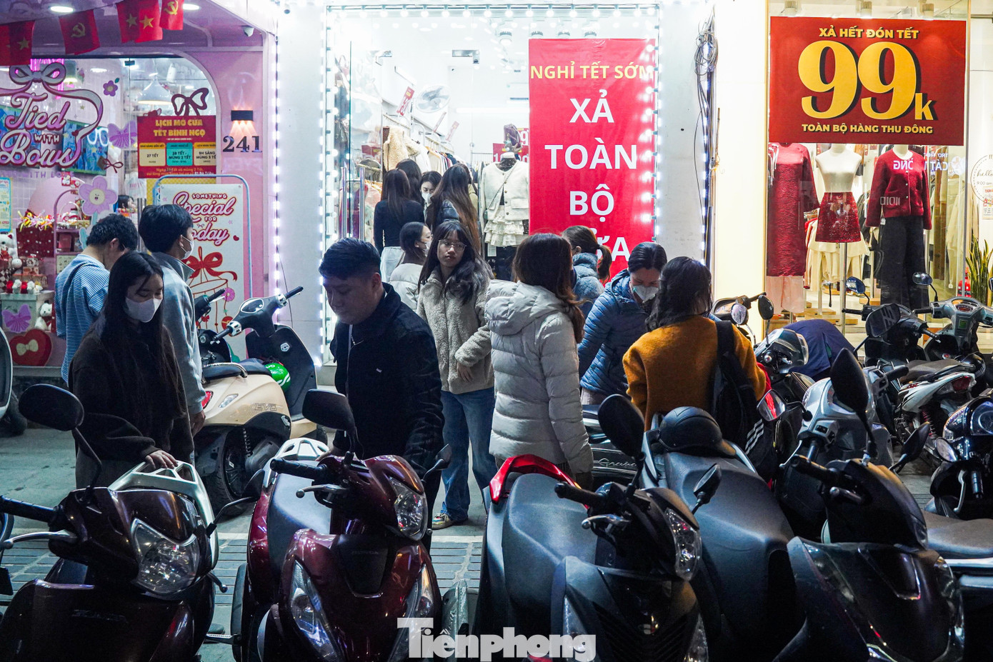 Dịp này, các cửa hàng thời trang đồng loạt tung ra nhiều chương trình khuyến mãi với mẫu mã đa dạng, đáp ứng nhu cầu mua sắm từ bình dân đến cao cấp. tp-baotienphong-401.jpg