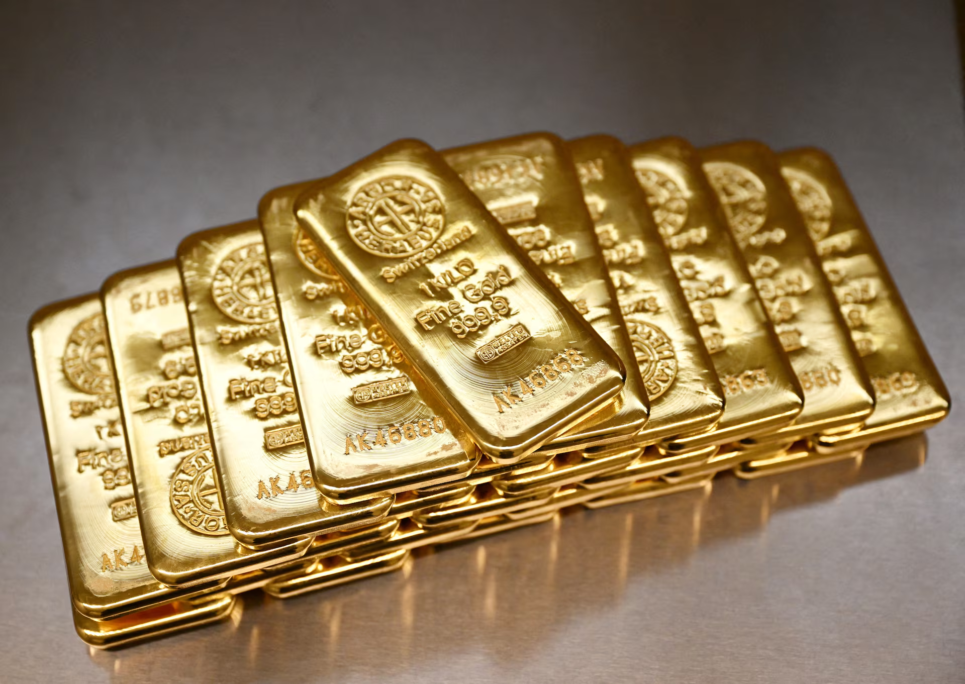 Giá vàng hôm nay 11/2: Dao động quanh mốc 5.000 USD, Fed chịu sức ép ...