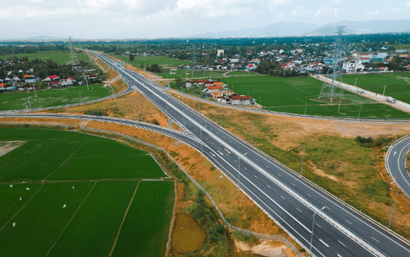 Chỉ vài giờ nữa, chính thức thông xe cao tốc 12.400 tỷ mà Tập đoàn Sơn Hải muốn cắm biển bảo hành 10 năm- Ảnh 1. Chỉ vài giờ nữa, chính thức thông xe cao tốc 12.400 tỷ mà Tập đoàn Sơn Hải muốn cắm biển bảo hành 10 năm- Ảnh 1.