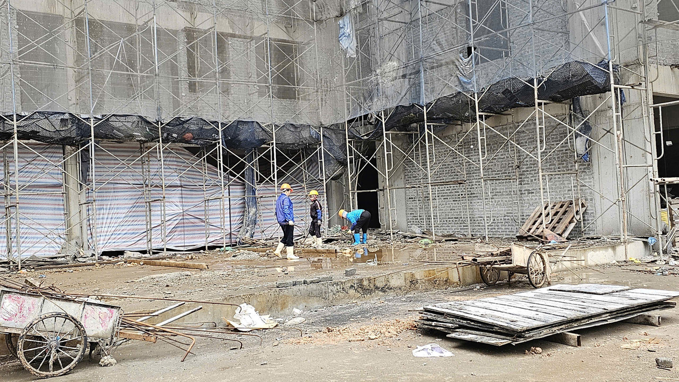 Ở góc công trường, chị Lê Thị H., công nhân xây dựng quê Thanh Hóa chia sẻ, dù nhớ nhà nhưng chị vẫn cố gắng bám công trường những ngày cuối năm để đảm bảo kịp tiến độ. “Cận Tết ai cũng muốn về sớm với gia đình, nhưng công trình đang vào giai đoạn hoàn thiện nên chúng tôi cố làm thêm. Mấy hôm nữa nghỉ là về quê, cũng tranh thủ tăng ca để có thêm thu nhập sắm Tết”, chị H. nói. z7520061653283-a36d083d60b1f156c5a3bf3868c27df3.jpg