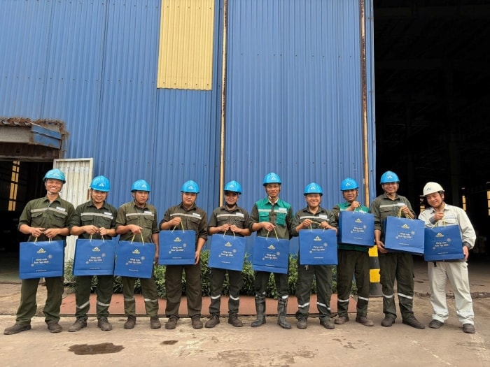 CBCNV Thép Hòa Phát Dung Quất vui vẻ nhận quà Tết